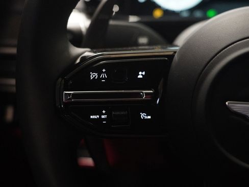 Used 2025 Aston Martin V8 Vantage Coupe image 19