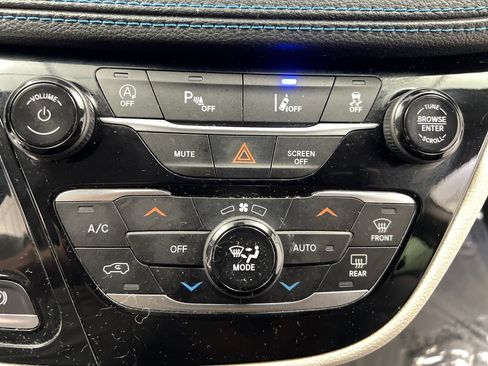 Used 2021 Chrysler Pacifica Touring-L FWD image 64