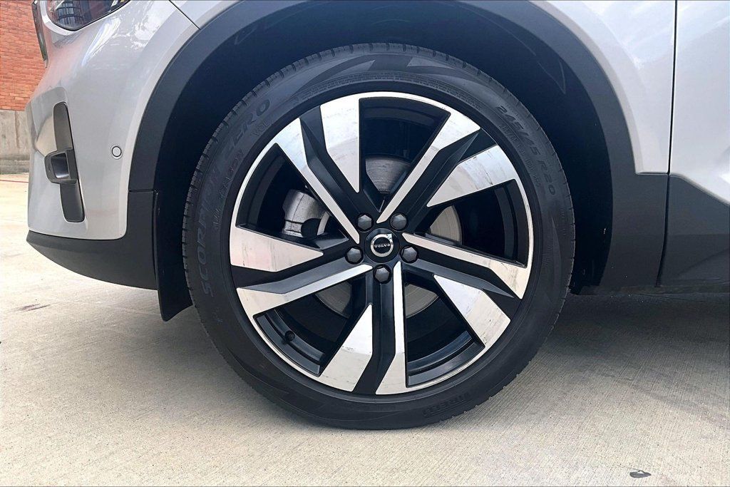 Certified 2024 Volvo XC40 B5 Plus w/ Protection Package Premier AWD/4WD image 11