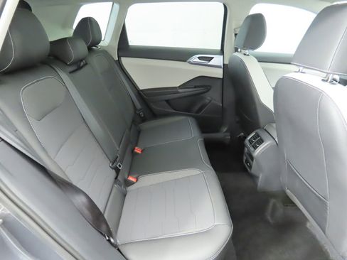 Used 2025 Volkswagen Taos SE w/ Panoramic Sunroof Package FWD image 22