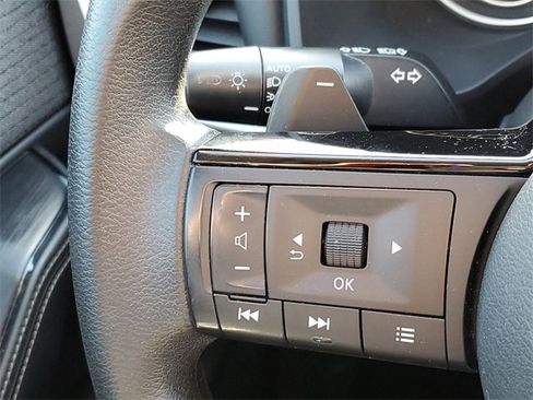 Used 2022 Nissan Rogue SV image 12