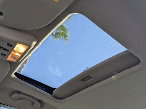 Used 2005 Lincoln Town Car Signature Limited image 19