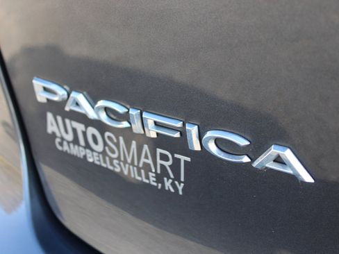 Used 2023 Chrysler Pacifica Touring-L image 6