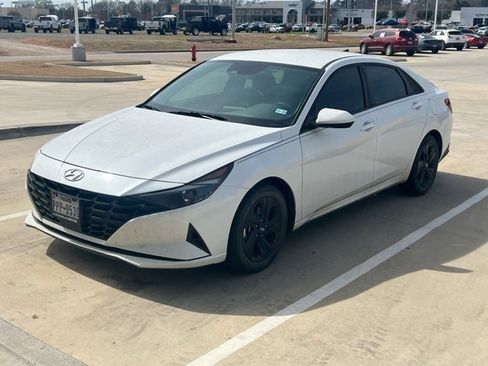 Used 2021 Hyundai Elantra SEL w/ Convenience Package image 2