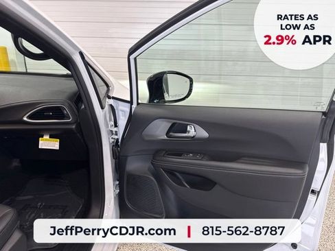 New 2027 Chrysler Pacifica Select FWD image 20