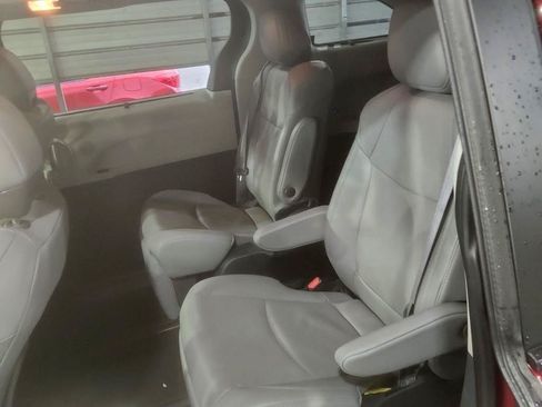 Used 2023 Toyota Sienna Limited FWD image 17