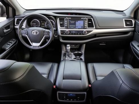 Used 2017 Toyota Highlander XLE AWD/4WD image 28