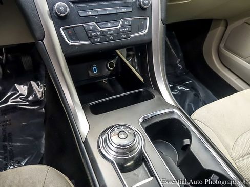 Certified 2018 Ford Fusion SE w/ Fusion SE Technology Package FWD image 17