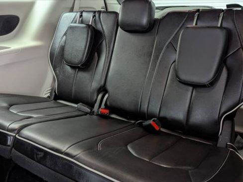 Used 2023 Chrysler Pacifica Limited FWD image 17