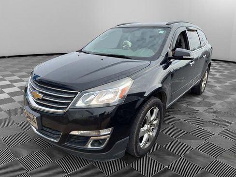 Used 2017 Chevrolet Traverse LT w/ Style and Technology Package image 3