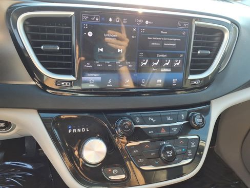 Used 2023 Chrysler Pacifica Touring-L image 11