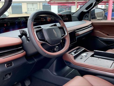 New 2026 Lincoln Navigator L Reserve AWD/4WD image 8
