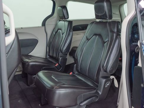 Used 2023 Chrysler Pacifica Touring-L FWD image 9