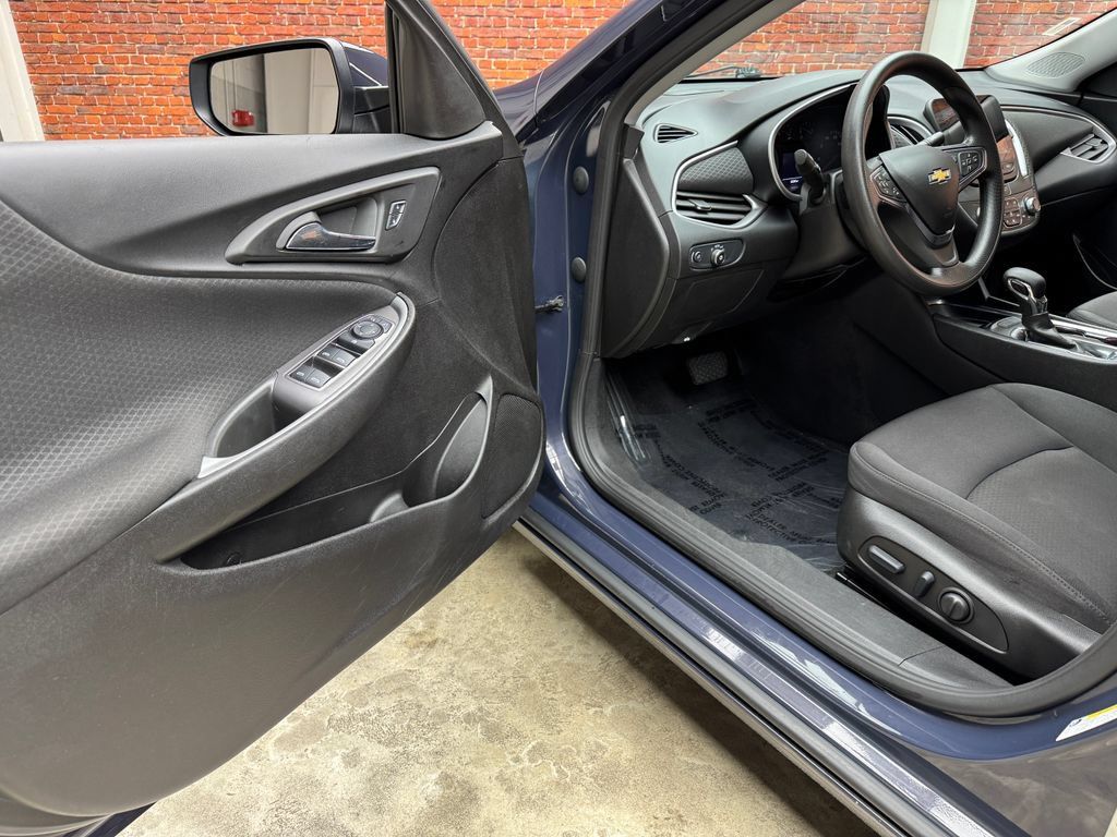 Used 2025 Chevrolet Malibu LT FWD image 9