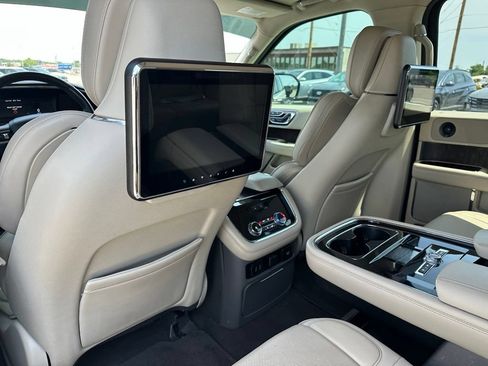 Used 2018 Lincoln Navigator Reserve w/ Technology Package AWD/4WD image 19