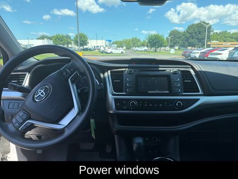 Used 2018 Toyota Highlander LE w/ Protection Package #3 AWD/4WD image 14
