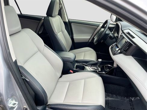 Used 2018 Toyota RAV4 Limited image 28