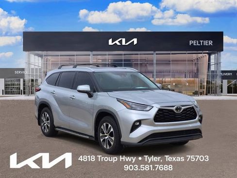Used 2022 Toyota Highlander XLE FWD image 1