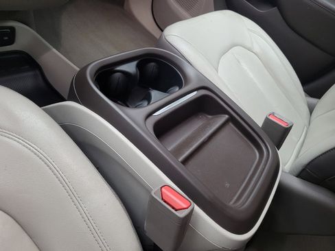 Used 2017 Chrysler Pacifica Touring-L w/ Tire & Wheel Group image 26