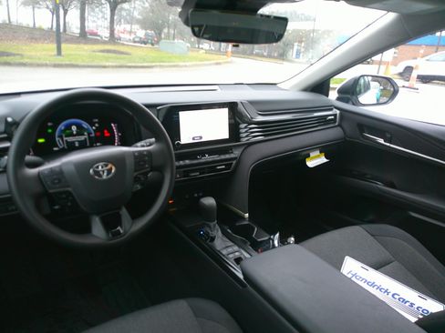 Used 2025 Toyota Camry LE image 31