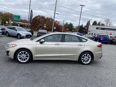 Used 2019 Ford Fusion SE image 2