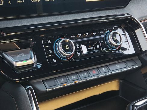 Used 2024 GMC Sierra 2500 AT4 w/ AT4 Premium Plus Package image 9