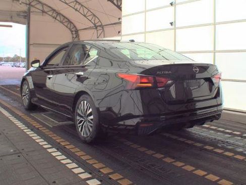 Used 2024 Nissan Altima 2.5 SV image 3