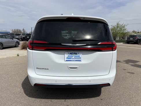 Used 2022 Chrysler Pacifica Touring-L image 13