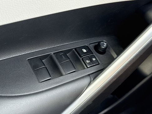 Used 2025 Toyota Corolla Cross L image 16