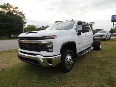 New 2026 Chevrolet Silverado 3500 LT AWD/4WD image 2
