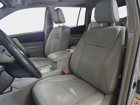 Used 2013 Toyota Highlander SE image 18