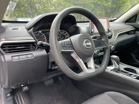 Used 2025 Nissan Altima 2.5 SV FWD image 9