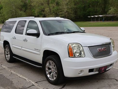 Used 2008 GMC Yukon XL Denali image 3