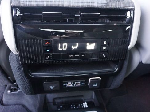 Used 2022 Jeep Wagoneer Series III w/ Premium Group I AWD/4WD image 17