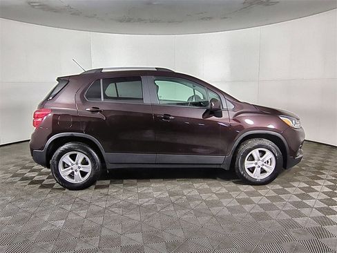Used 2022 Chevrolet Trax LT w/ LT Convenience Package image 9