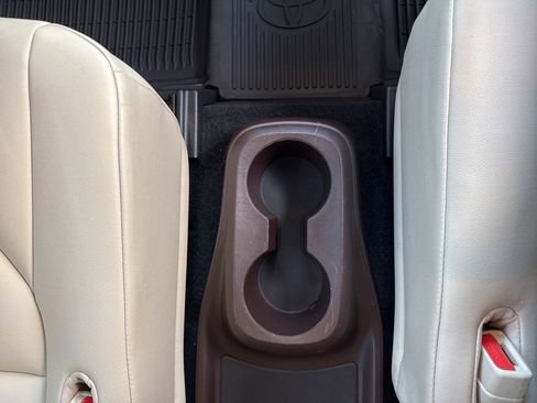 Used 2021 Toyota Highlander XLE image 25