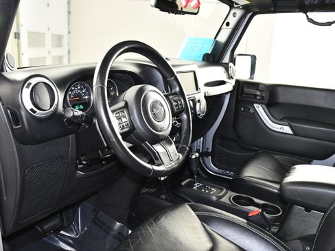 Used 2013 Jeep Wrangler Unlimited Sahara w/ Connectivity Group AWD/4WD image 2