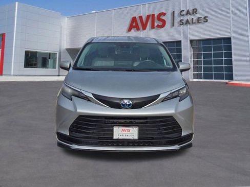 Used 2025 Toyota Sienna LE image 2