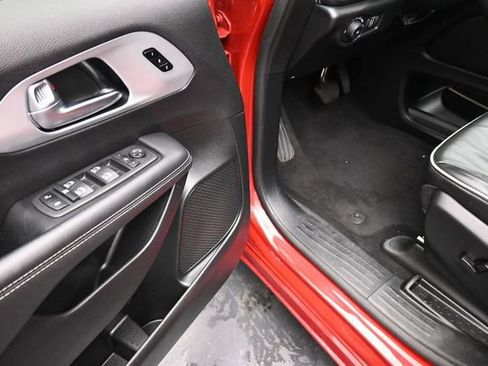 Used 2025 Chrysler Pacifica Limited FWD image 15