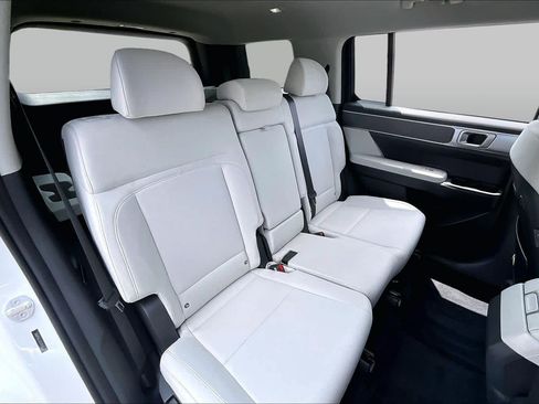 Used 2025 Hyundai Santa Fe SE FWD image 17