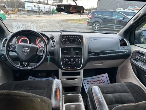 Used 2016 Dodge Grand Caravan SE FWD image 13