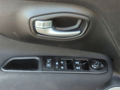 Used 2020 Jeep Renegade Latitude w/ Cold Weather Group image 13