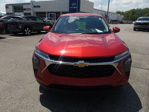 Used 2024 Chevrolet Trax LS w/ LS Convenience Package FWD image 2