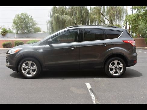 Used 2016 Ford Escape SE w/ Equipment Group 201A FWD image 4