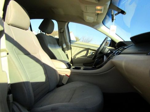 Used 2016 Ford Taurus SE image 12