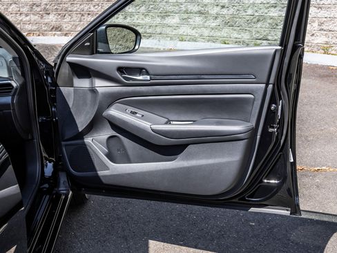 Used 2025 Nissan Altima 2.5 SV image 14