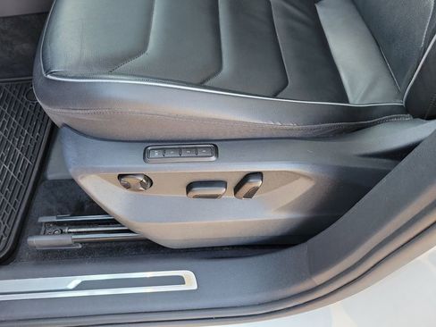 Used 2019 Volkswagen Tiguan SEL Premium image 22