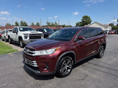 Used 2019 Toyota Highlander LE FWD image 3