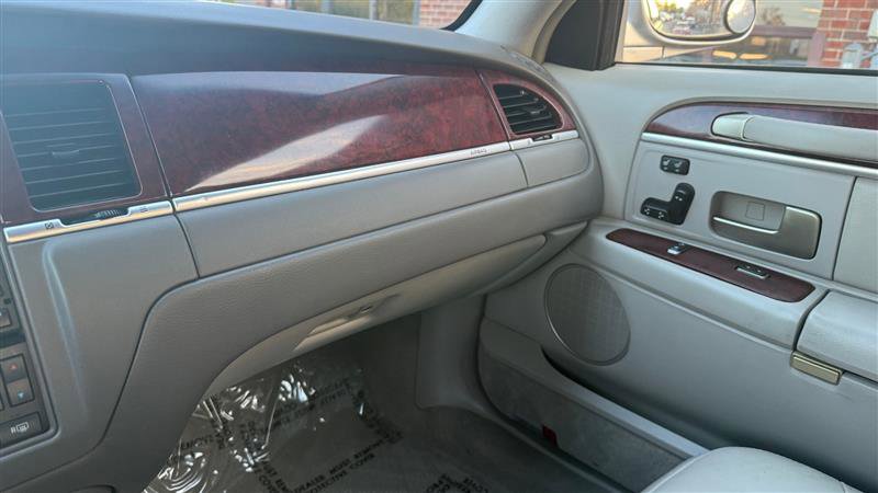 Used 2004 Lincoln Town Car Ultimate RWD image 30