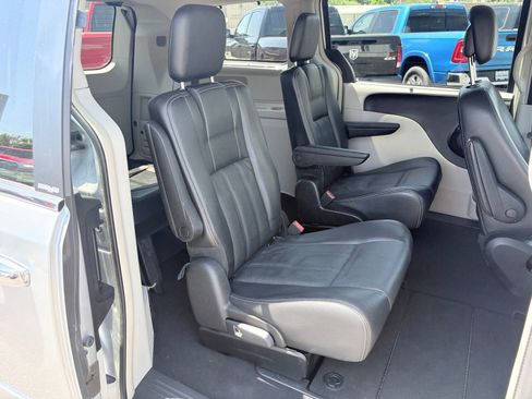 Used 2012 Chrysler Town & Country Touring-L w/ Entertainment Group #2 FWD image 7